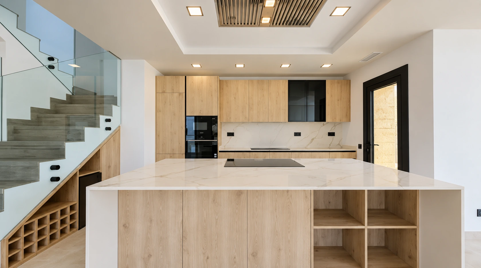Cocina reformada con isla de madera y encimera de porcelánico