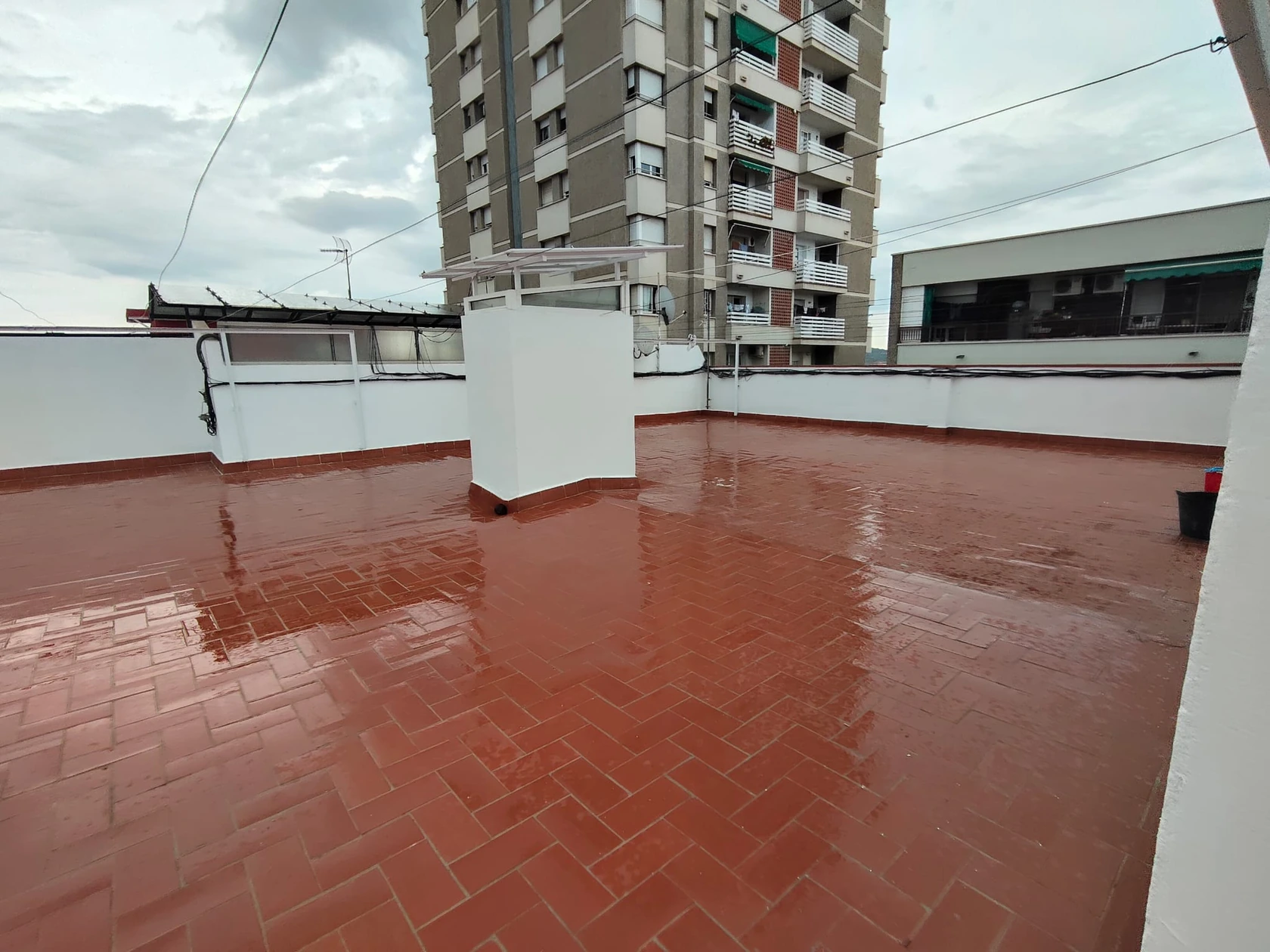 Terrado rehabilitado con pavimento cerámico nuevo